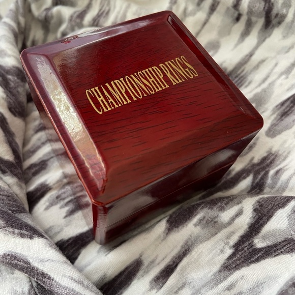 Toronto Raptors championship ring in Collectors box NBA - Picture 7 of 8